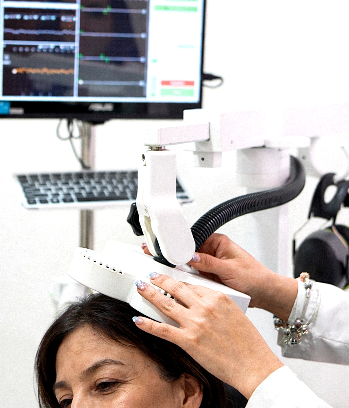 Paciente durante una sesión de Estimulación Magnética Transcraneal en Nexia